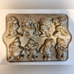 Disney Snow White &Seven Dwarfs Nordic ware cakelet cake baking pan mold